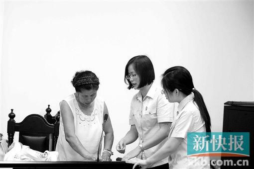 白春榮簽領(lǐng)國(guó)家賠償款。通訊員供圖