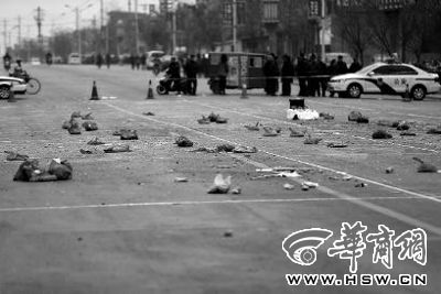 2014年1月6日，在蒲城縣迎賓路，警方在案發(fā)現(xiàn)場路面劃分了86個方格，提取現(xiàn)場遺留爆炸物品進行取證