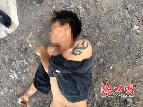 死亡的男子，左手手臂上有紋身