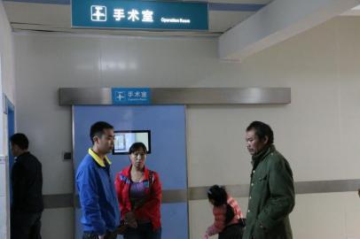 宇宇的父母和爺爺一直守候在手術(shù)室外。