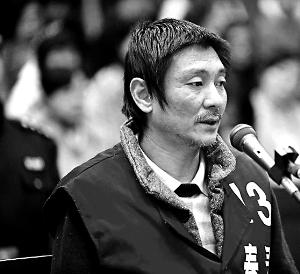 庭審時(shí)，鄭東稱自己想隨女兒一起去，請(qǐng)求法院判他死刑立即執(zhí)行