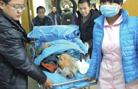 排隊(duì)領(lǐng)免費(fèi)白菜，86歲老太摔倒顱內(nèi)出血。