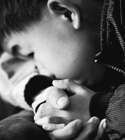 10歲小兒子緊緊握著哥哥的手。資料圖片