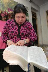 背單詞，是很多學(xué)生學(xué)習(xí)英語時最頭疼的事兒，而西安51歲大學(xué)英語老師李艷芝在兩年內(nèi)背完《英漢大詞典》22萬個英語詞匯，學(xué)生稱贊其為一本活的《英漢大詞典》；兒子自小患有自閉癥，生活不能自理，20年前又與丈夫離婚，面對生活的不幸，她秉承“你必須一直向前”的信念。