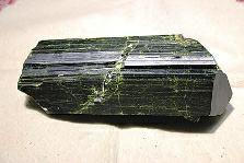 近日，商南縣奇石愛(ài)好者潘某在青山鎮(zhèn)鐵礦開(kāi)采區(qū)發(fā)現(xiàn)一塊疑似綠簾石，有待相關(guān)專家和權(quán)威機(jī)構(gòu)認(rèn)定。