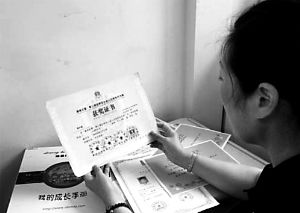 思念小寶的時(shí)候，李女士就一遍遍整理孩子留在家里的物品。