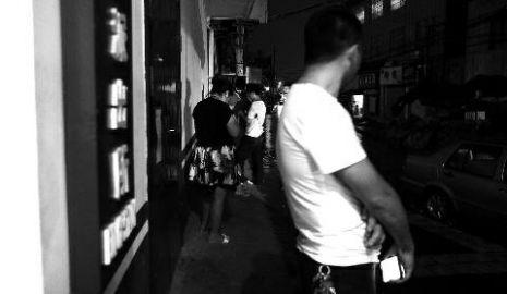 通過聊天軟件陌陌，男子小黃認(rèn)識(shí)了女孩小李，兩三天后，兩人就住到了一起。但好景不長，兩人在一起僅過了十幾天，戀愛關(guān)系即破裂，小黃稱曾給小李花了一萬余元。日前，小黃以詐騙為由將小李帶到派出所。
