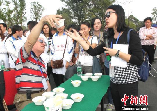 圖為外國友人品嘗揚州炒飯?！〈藜衙鳌z