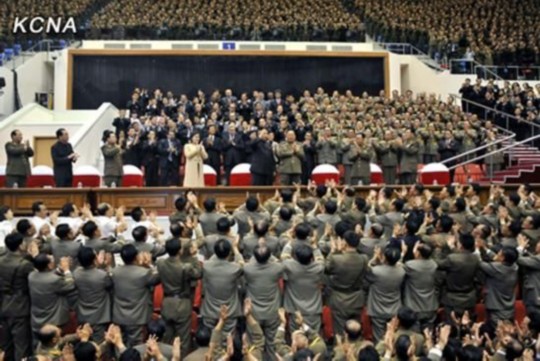 朝中社報(bào)道，朝鮮最高領(lǐng)導(dǎo)人金正恩10月29日攜夫人李雪主出席并觀(guān)看了紀(jì)念金日成軍事綜合大學(xué)建校60周年牡丹峰樂(lè)團(tuán)演出。圖片來(lái)源：朝中社