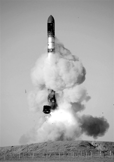 　2007年6月15日，俄羅斯在哈薩克斯坦的軍事場(chǎng)地試射一枚“RS-20”導(dǎo)彈。尚未有媒體公布新型固