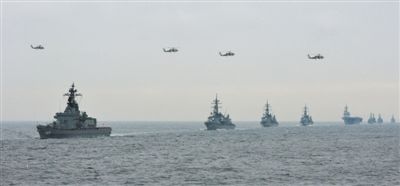 2012年10月14日，日本海上自衛(wèi)隊(duì)舉行閱艦式。2013年，日本自衛(wèi)隊(duì)時(shí)隔11年首增防衛(wèi)預(yù)算。資料圖片