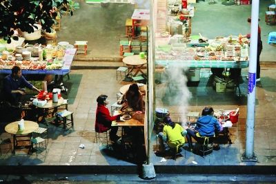 那邦鎮(zhèn)以往熱鬧的夜市，因?yàn)橹芯掃吘车膽?zhàn)亂，而變得冷冷清清 特派記者 賈代騰飛 攝