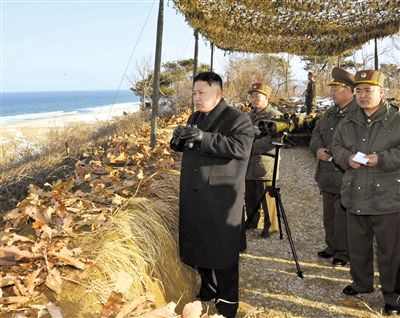 25日，朝鮮最高領(lǐng)導(dǎo)人金正恩指導(dǎo)朝鮮軍隊進行登陸及反登陸訓(xùn)練。