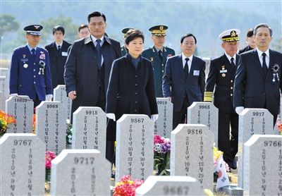 26日，韓國總統(tǒng)樸槿惠參加“天安”艦事件3周年紀(jì)念活動，悼念在事件中身亡的韓國士兵。