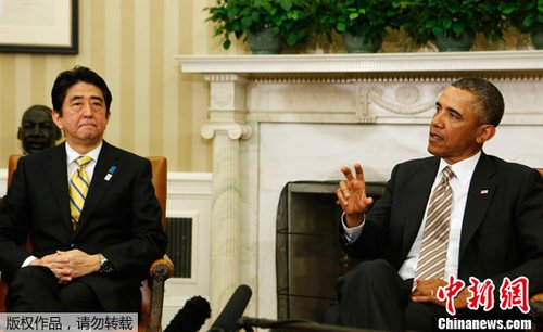 　正在美國訪問的日本首相安倍晉三2月22日在白宮與奧巴馬進(jìn)行首次會晤。