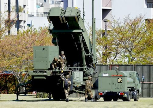 9日，日本自衛(wèi)隊為應對朝鮮導彈威脅，在東京防衛(wèi)省總部設(shè)置“愛國者3”型導彈發(fā)射裝置。