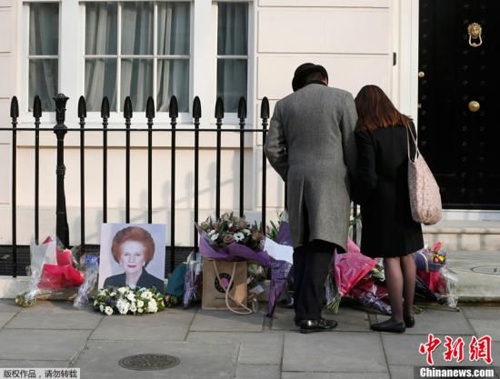 當?shù)貢r間2013年4月8日，英國倫敦，民眾在英國前首相撒切爾夫人位于倫敦的住所前進行悼念活動。