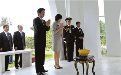 25日，緬甸仰光，安倍偕妻子參拜“二戰(zhàn)陣亡日軍墓”。圖/CFP