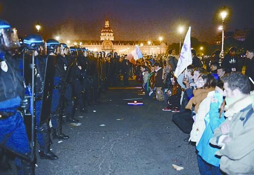 26日，法國反同性戀者與警察形成對峙之勢。