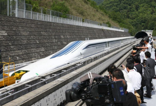 日本最新型磁懸浮列車登場(chǎng)，時(shí)速為500公里。