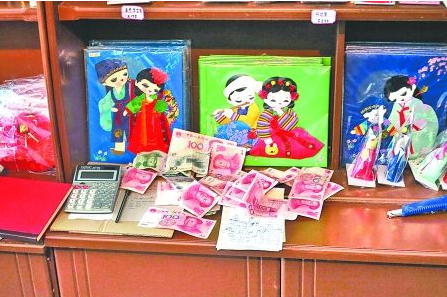 　　2012年6月21日，在朝鮮羅先特別市的一家商店里，柜臺(tái)上散落著一些人民幣。在朝鮮，人民幣比本國(guó)