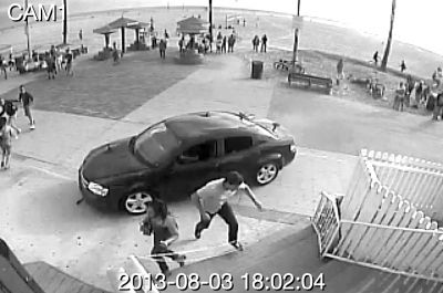 監(jiān)控錄像截屏圖：3日，美國洛杉磯市，一輛汽車沖進威尼斯海灘棧道上的人群。圖/東方IC