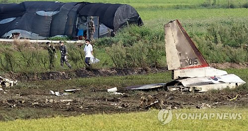 當(dāng)?shù)貢r(shí)間28日下午2時(shí)8分許，韓國(guó)一架空軍教練機(jī)T-50在全羅南道光州市西區(qū)細(xì)荷洞農(nóng)田墜毀。