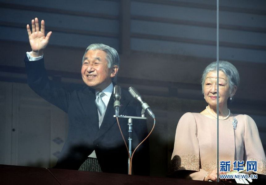 當(dāng)?shù)貢r間12月23日，在位于日本東京的皇宮，日本明仁天皇向民眾致意。