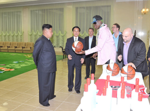 近日，朝鮮最高領(lǐng)導(dǎo)人金正恩已在平壤再次會(huì)見并宴請了正在朝鮮訪問的前美國全國籃球協(xié)會(huì)(NBA)球星羅德