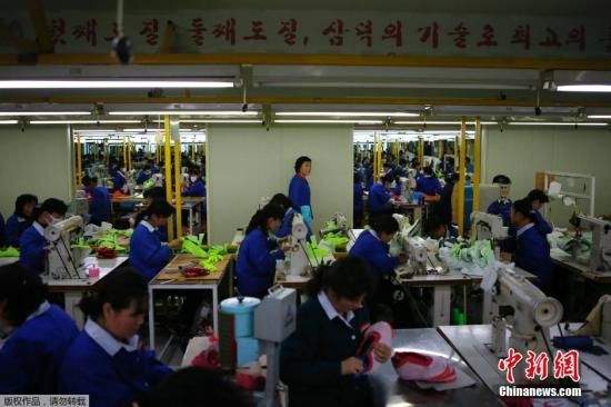 當(dāng)?shù)貢r間12月19日，開城工業(yè)園區(qū)，朝鮮工人在工廠工作。