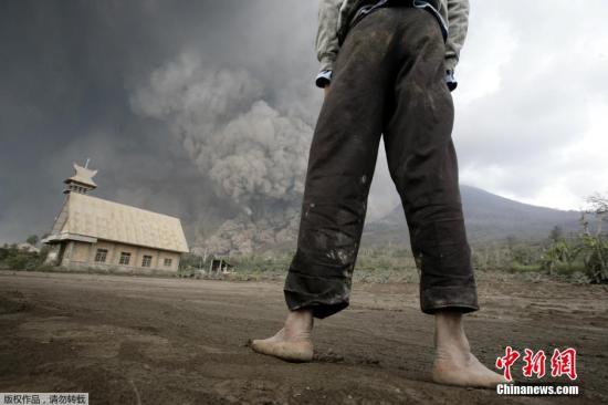 當(dāng)?shù)貢r間2月1日，印尼錫納朋火山持續(xù)噴發(fā)。