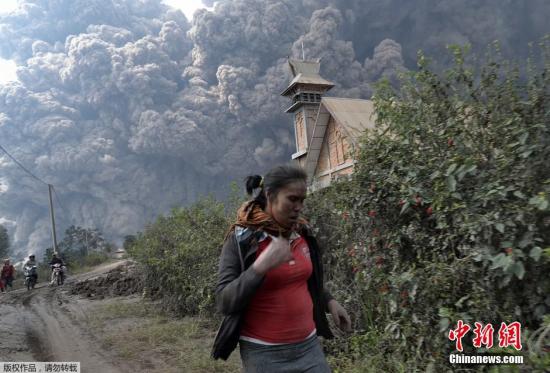 當(dāng)?shù)貢r間2月1日，印尼錫納朋火山持續(xù)噴發(fā)。