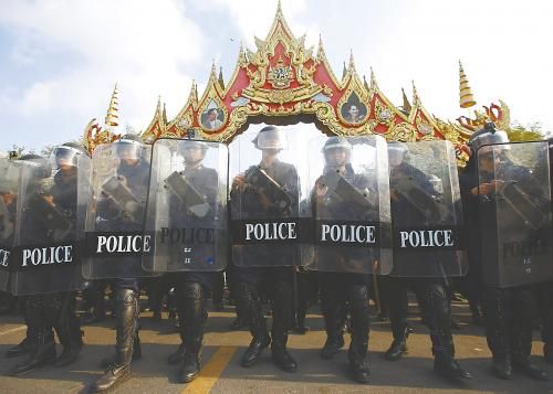 14日在泰國曼谷，政府出動數(shù)千名防暴警察，以奪回政府大樓和其他 泰數(shù)千防暴警察和平清場 被示威者占領的區(qū)域。