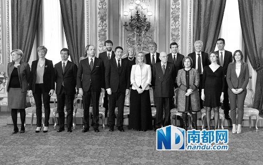 2月22日，在意大利羅馬總統(tǒng)府，新任總理馬泰奧·倫齊(前左五)與總統(tǒng)納波利塔諾(前右四)及新內(nèi)閣成員