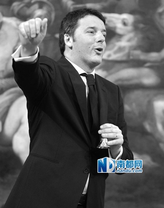 2月22日，在意大利羅馬總理府，新任總理馬泰奧·倫齊搖鈴象征正式行使總理權(quán)力。