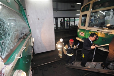 5月2日，韓國首爾，首爾2號線地鐵去往蠶室方向的一趟列車在上往十里站撞上了一趟停靠在站內(nèi)的列車。