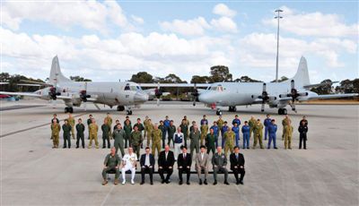 4月29日，參與搜尋馬航失聯(lián)客機的多國軍人和軍機在珀斯皮爾斯空軍基地合影。5月1日，馬航宣布搜尋進入新階段，重點將借助不同技術(shù)擴大海底搜尋。