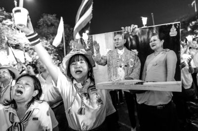 5日，泰國巴蜀府海濱度假勝地華欣，數(shù)萬民眾身穿國王的代表色“黃色”T恤，自發(fā)上街，口喊“國王萬歲”的口號(hào)。
