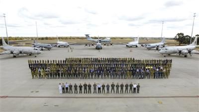 4月29日，澳大利亞珀斯，馬航MH370空中搜索正式結(jié)束，參與搜索的多國(guó)部隊(duì)在離開前留影紀(jì)念。