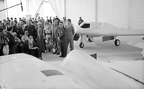 　哈梅內伊（中）11日參觀伊朗版RQ-170無人機。