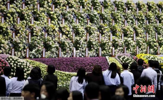 韓國民眾絡繹不絕地前往位于安山的集體焚香所，悼念“世越”號客輪沉沒事故死難者。