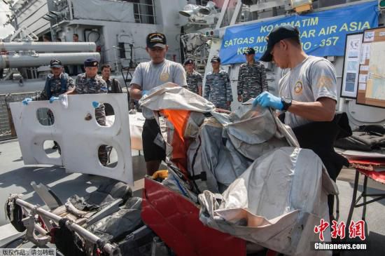 　當?shù)貢r間2015年1月5日，印尼泗水，印尼海軍展示從爪哇海中打撈到的亞航失事客機殘骸與遇難者的遺物