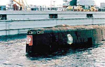 2001年，與失火核潛艇屬于同一級的“庫爾斯克”核潛艇時(shí)隔14個(gè)月被打撈出海。