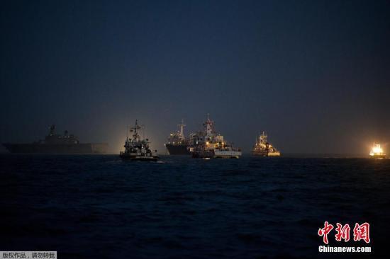 當?shù)貢r間2014年4月24日，搜救人員在全羅南道珍島郡海域24小時不分晝夜的搜尋沉船事故失蹤者。