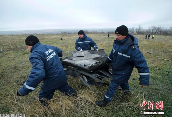 當?shù)貢r間2014年11月16日，烏克蘭頓涅茨克地區(qū)，墜毀MH17飛機殘骸收集工作進行中。