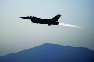美國軍方19日證實，一架美軍F-16戰(zhàn)斗機上周在阿富汗東部遭到地面火力攻擊，受損嚴重，不得不拋掉兩個油箱以及多件武器彈藥才勉強返航。事發(fā)區(qū)域主要受塔利班控制。過去，塔利班武裝組織曾經(jīng)數(shù)次使用小型火力擊落美軍直升機，但從未擊中能在高空超音速飛行的F-16戰(zhàn)斗機。