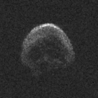 這顆彗星外形酷似骷髏頭，表面甚至可分出眼鼻。