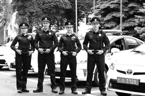 烏克蘭新警察在警車旁帥氣亮相。