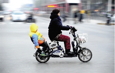 昨日下午，隴海西路桐柏路口，紅燈亮起的瞬間一輛電動車闖過路口。