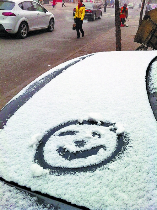 一月十五日上午，有汽車披著一身的雪裝，從經開區(qū)回到市區(qū)。